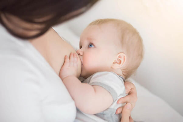 Bé bú sữa mẹ