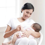 Tư thế ngồi khi cho con bú